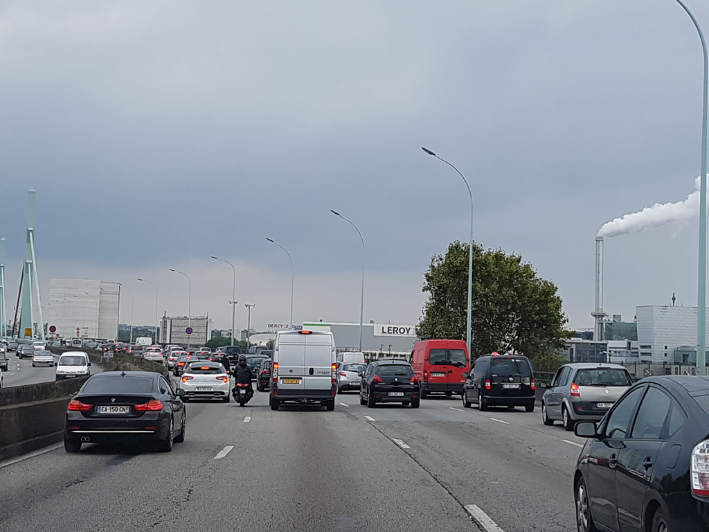 Denunciada por amamantar al volante