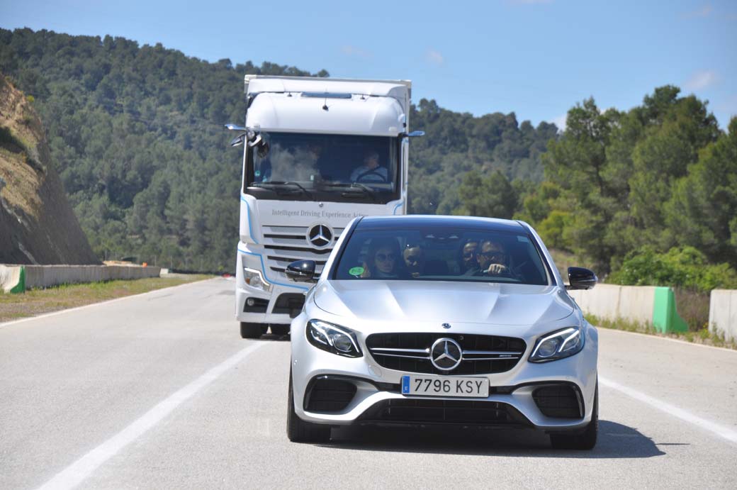 No hay que dejarse engañar por el tamaño, en este caso el pequeño AMG E Class V8 6.3 Biturbo supera en 100 CV la potencia máxima de la tractora Actros.