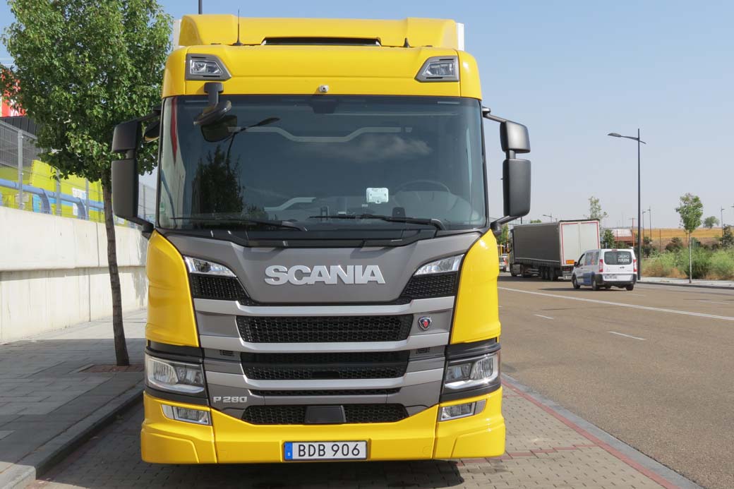 El Scania P 280 conserva de sus hermanos mayores la posibilidad de equipar tres filas de faros.