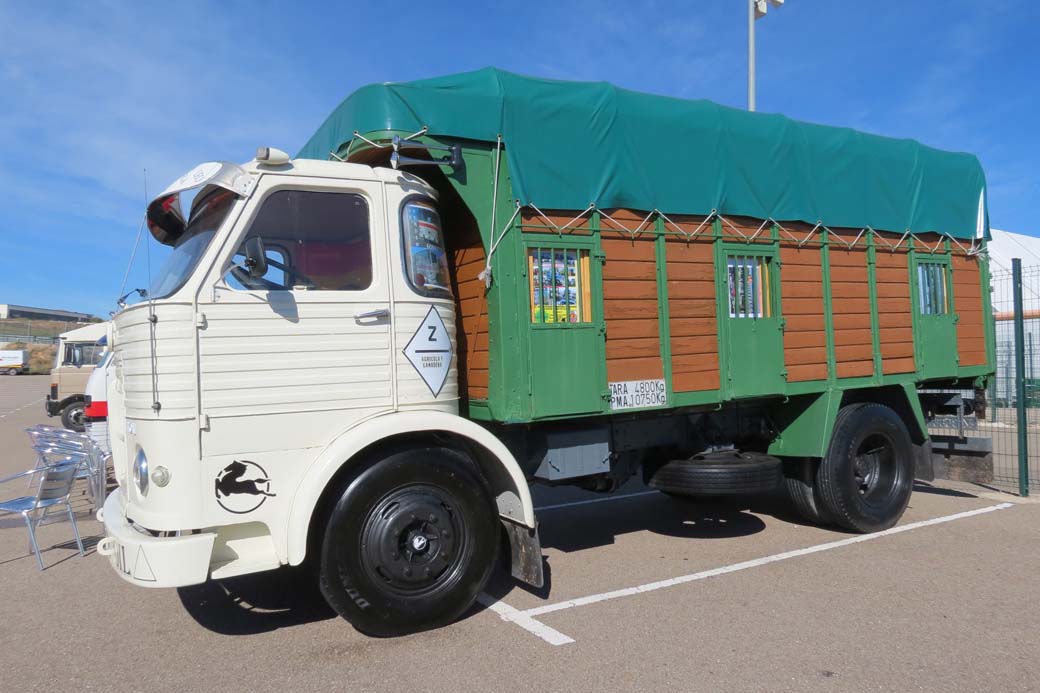 El Pegaso Comet 1100, con 10 toneladas el más ligero de su serie, quedaba por encima de la gama inicial de camiones Avia.