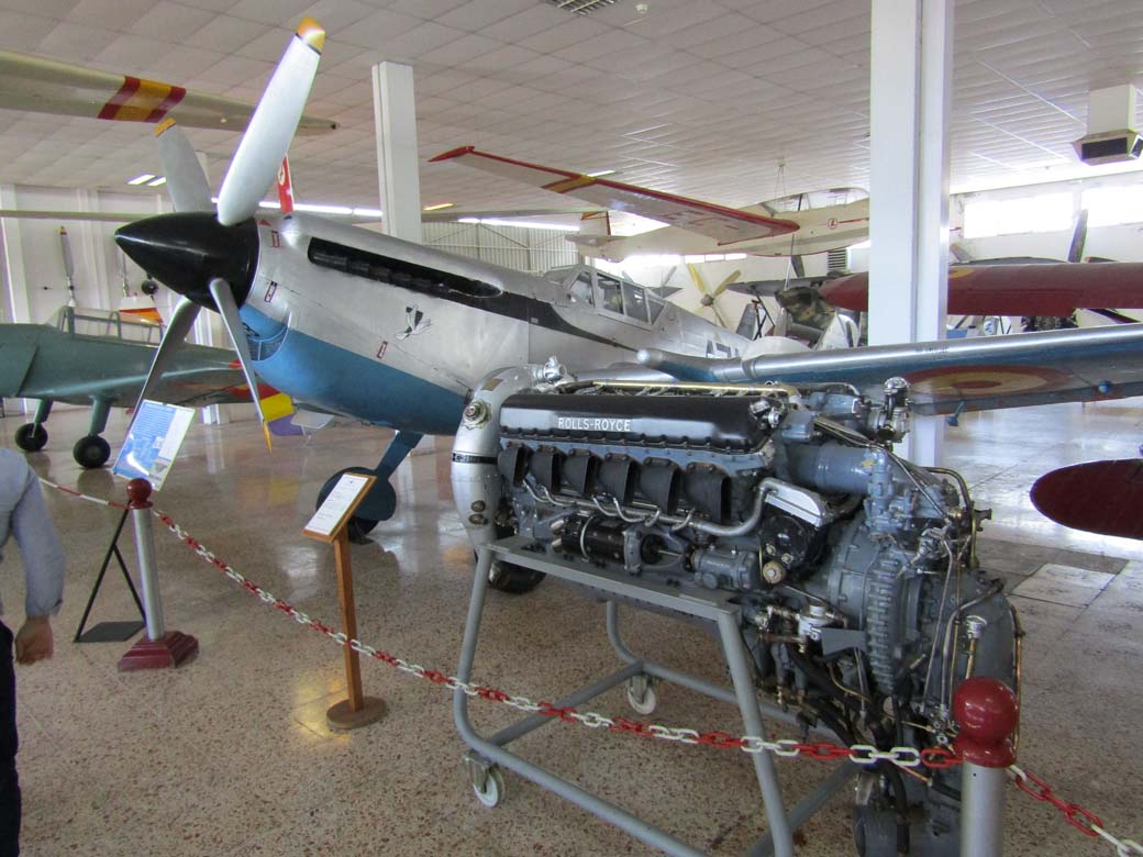 El motor Rolls Royce Merlin del "Buchón" y su hélice cuatripala permitieron a este caza basado en el BF109 alcanzar los 665 Km/h.