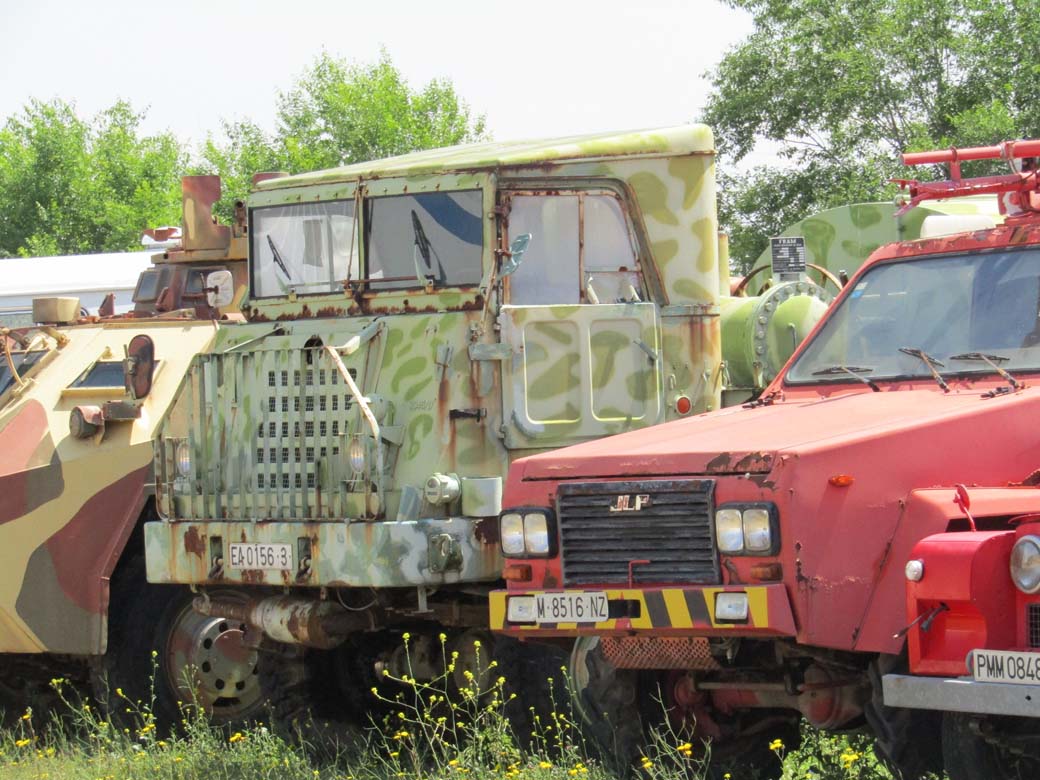 Vehículo anti incendios Iturri junto a un camión Pegaso 4X4 de la serie 3045.