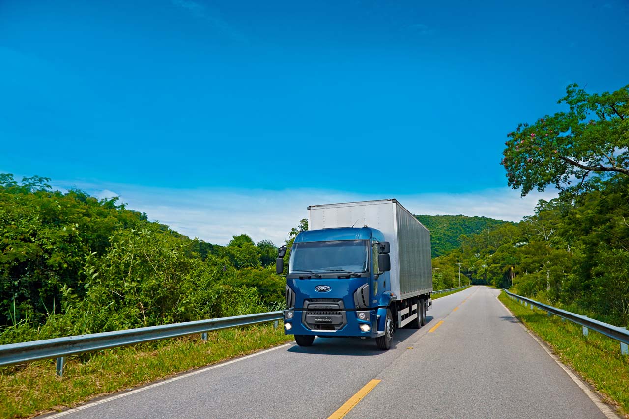 El Ford Cargo en su gama media y ligera equipa motores Cummins.