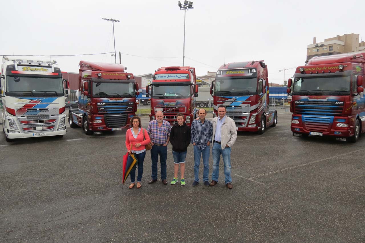 Las gentes de Transportes Pardo, de Gijón, frente a su flota.