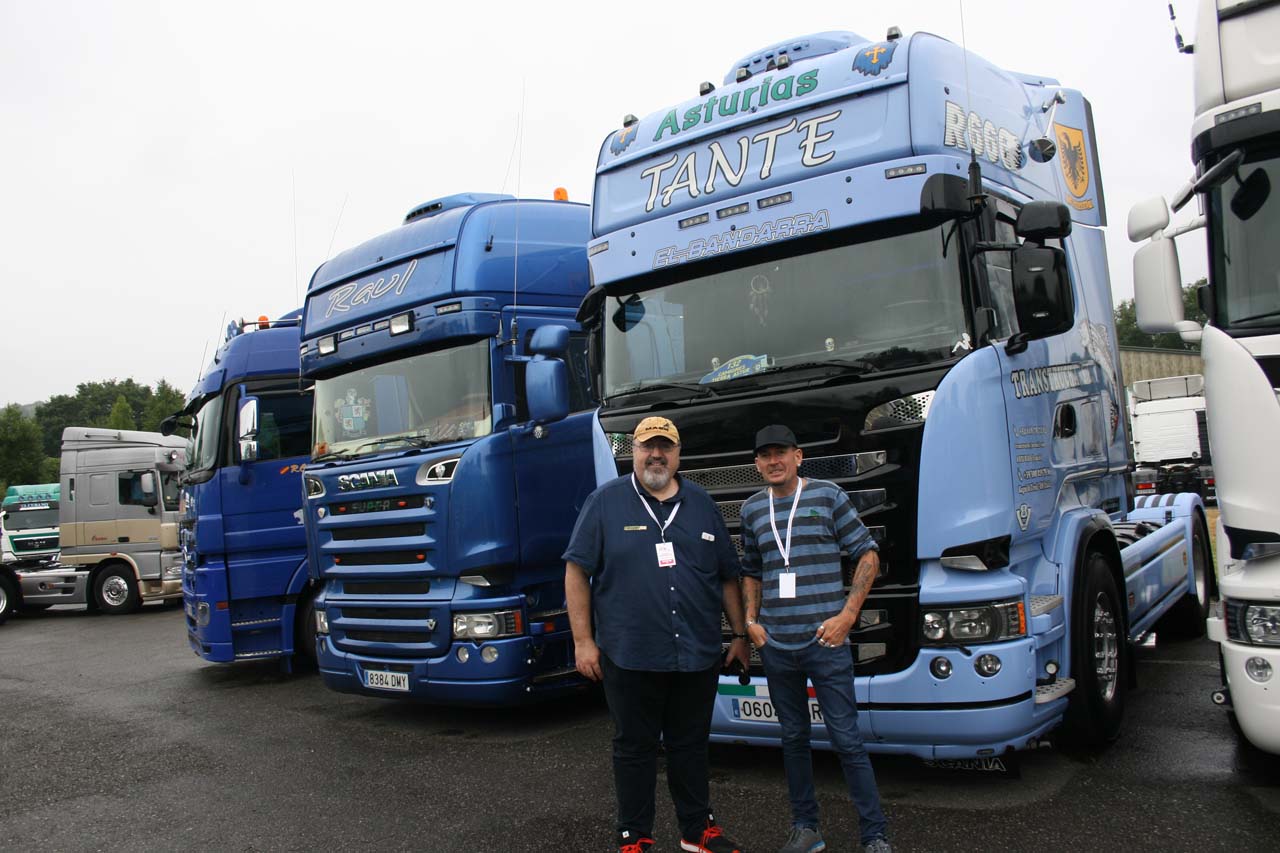 Tante, más que un amigo, frente a sus amados Scania, a quien a veces hemos acompañado hasta Grecia.