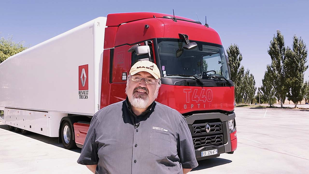 Joan Garriga, director y probador de encamion.com frente al Serie T 440