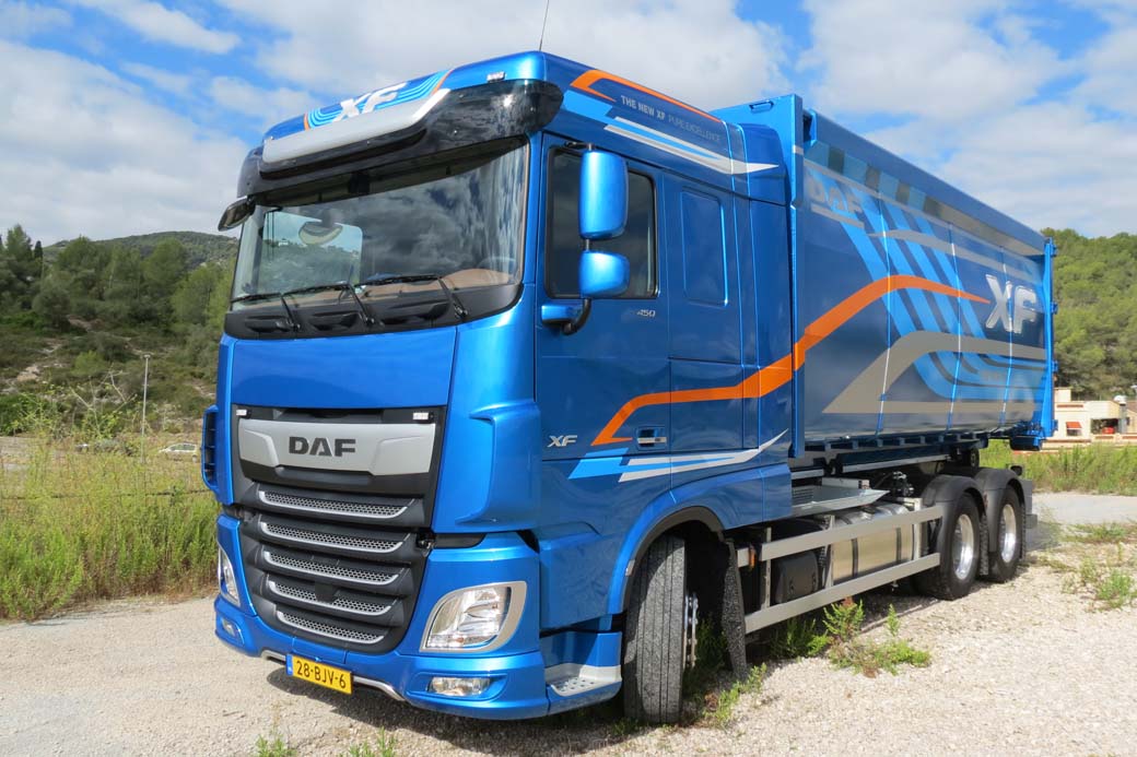 DAF XF Space Cab 450 6X2 con caja intercambiable de gancho hidráulico.