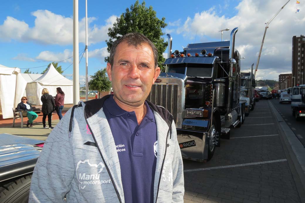 Marcial abría el desfile con su emblemático Peterbilt, muy popular en el Bierzo.