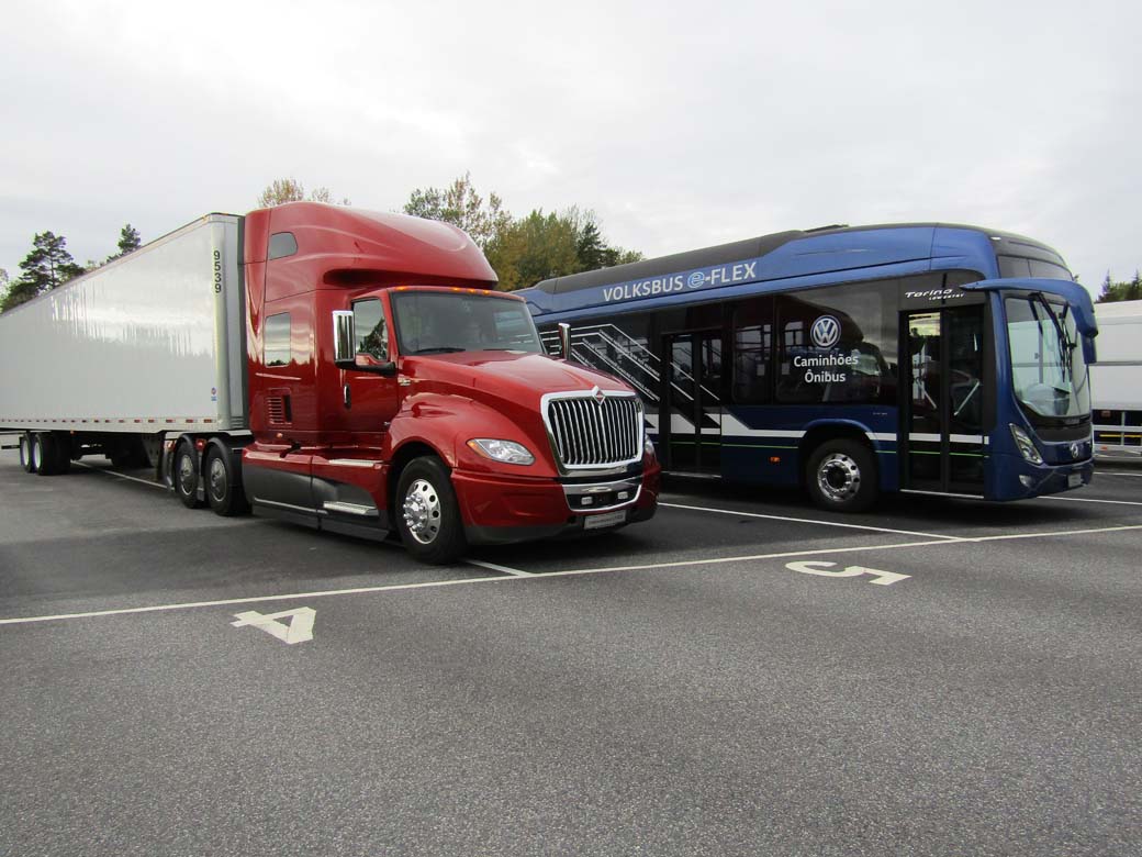 Un Navistar norteamericano que equipa motores de origen MAN Truck & Bus junto a un autobús de la Volkswagen brasileña accionado por un motor eléctrico Hino.