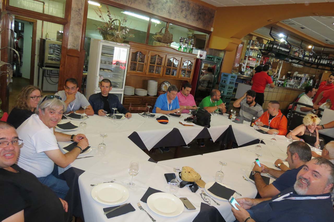 Los miembros del grupo Amigos de los Camiones Clásicos aprovecharon la ocasión para reunirse festivamente.