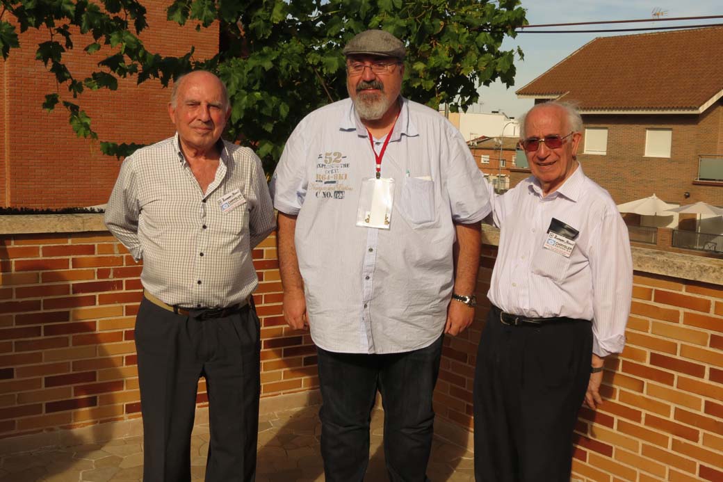 Todo un honor para el autor del artículo, Joan Garriga, posar junto al diseñador Mario Gamarra y el ingeniero de motores Juan Payá.