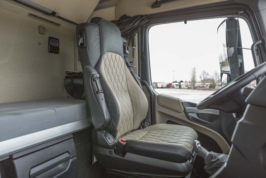 En este caso la cabina GigaSpace del MB Actros es tan amplia como lujosa.