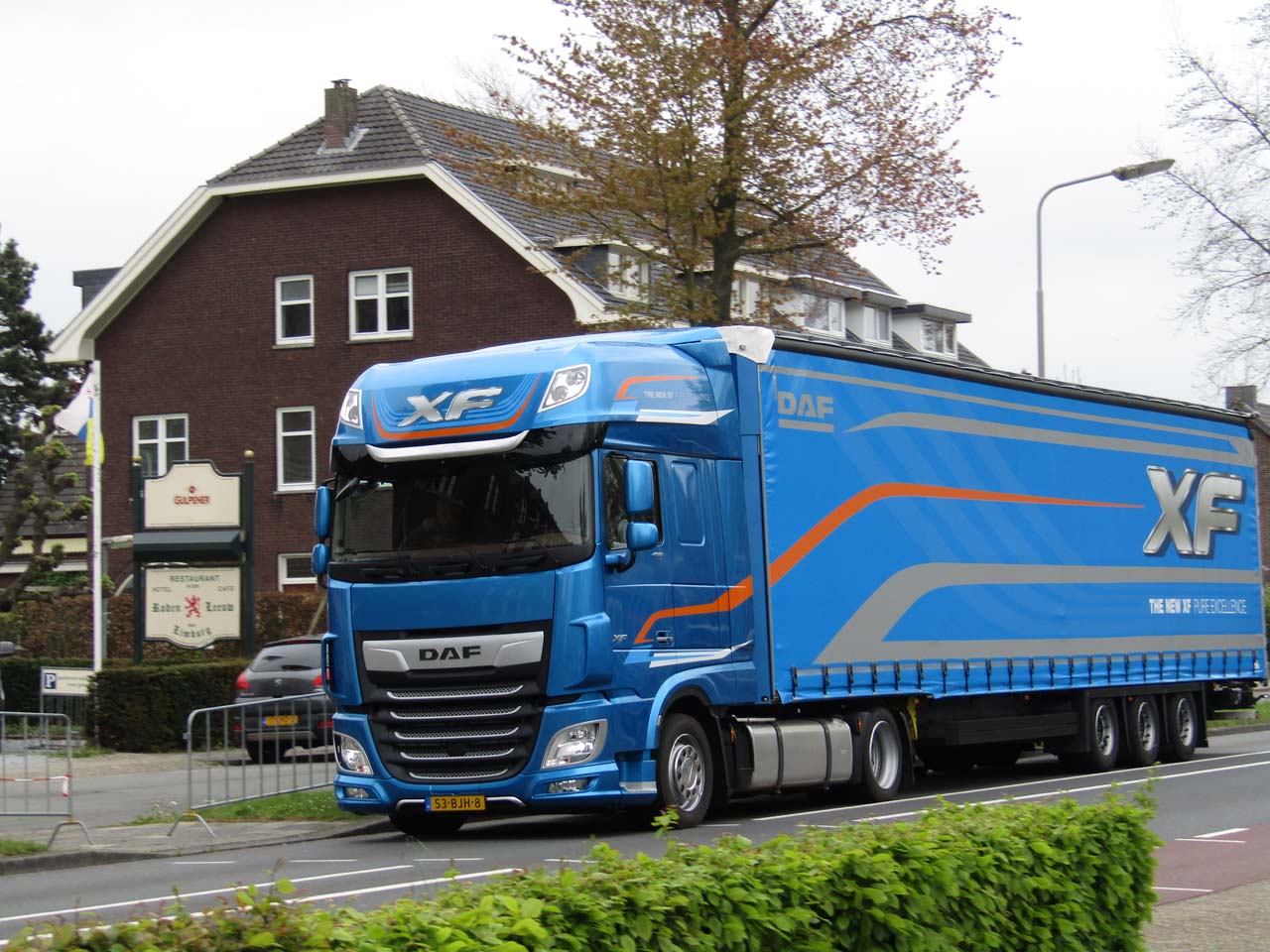 DAF sigue con sus versiones Low Deck para el máximo volumen, aqui con 450 CV y neumático trasero 315/45R22.5.