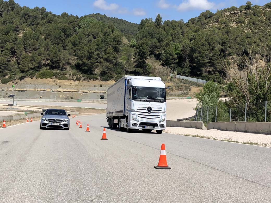 En el circuito el Clase E AMG de más de 600 se encuentra cómodo y lo muestra espectacularmente... Con 40 toneladas el Actros, digamos que hace lo que buenamente puede.