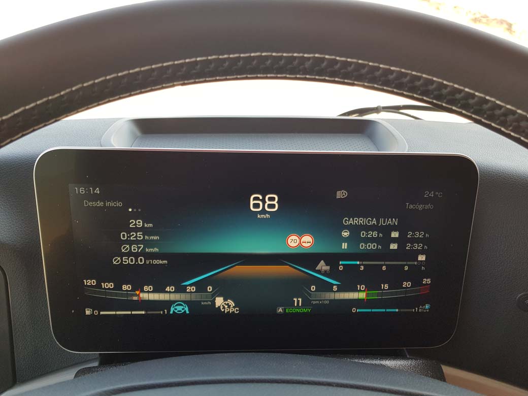 La pantalla frontal nos da toda la información, acerca de la marcha, el sistema de asistencia a la conducción y podemos sumar informaciones como datos de tacógrafo o consumos a nuestro gusto.