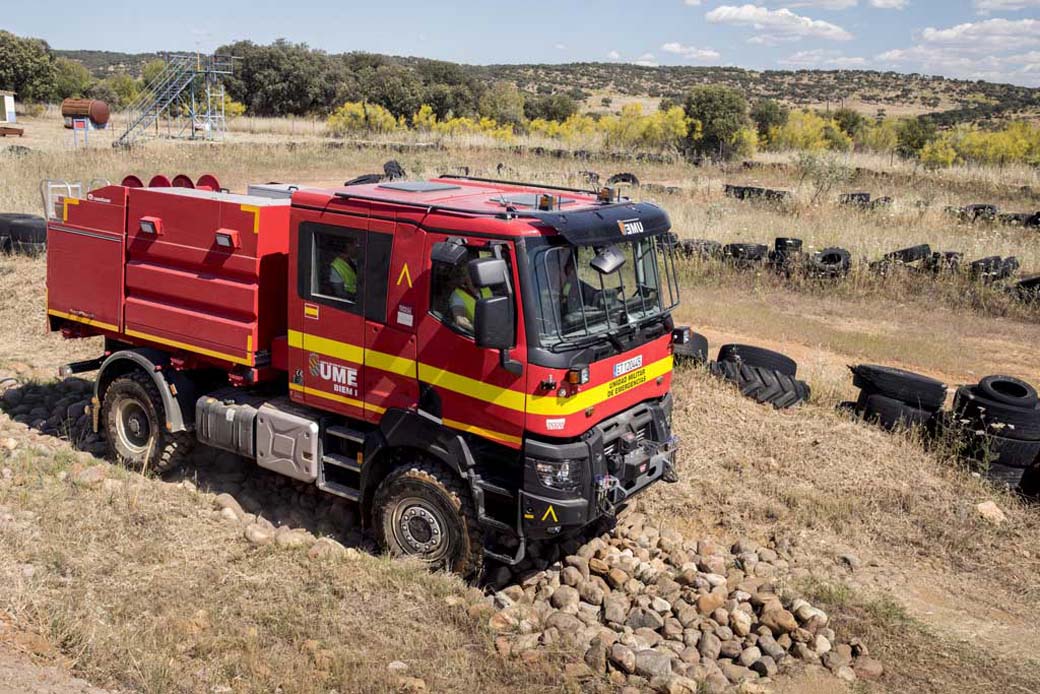 La propia flota de la UME incluye una versión más ligera del camión K de Renault Trucks en versión 4X4 de 460 CV