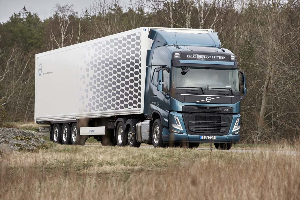 El Volvo FM con hasta 500 CV puede trabajar en transporte pesado e incluso larga distancia, pero su cabina con un escalón menos que la del FH facilita el acceso a bordo.