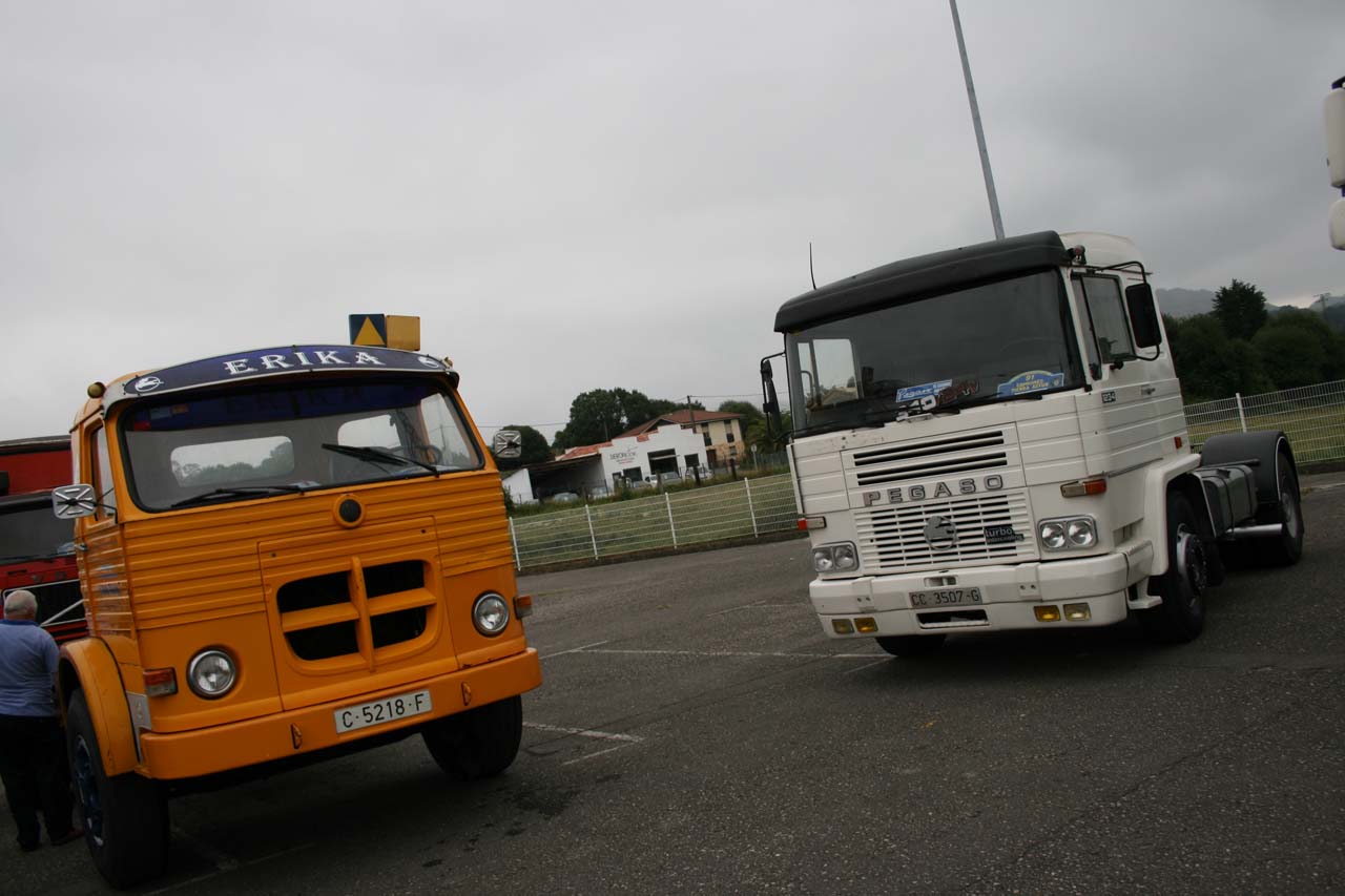 Dos tractoras Pegaso, el Europa 2020 B de los 70 junto al Tecno 340 de los 80.