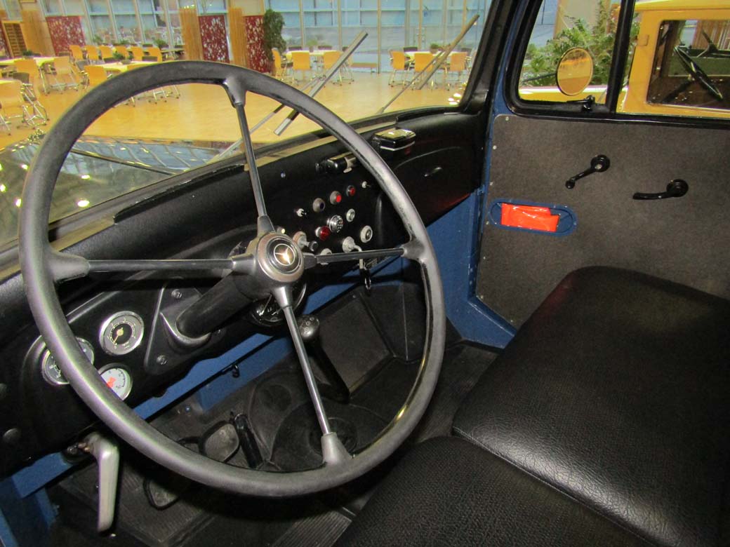 Interior de la cabina de un Mercedes Benz L6000, simple y con pocos detalles destinados al confort.