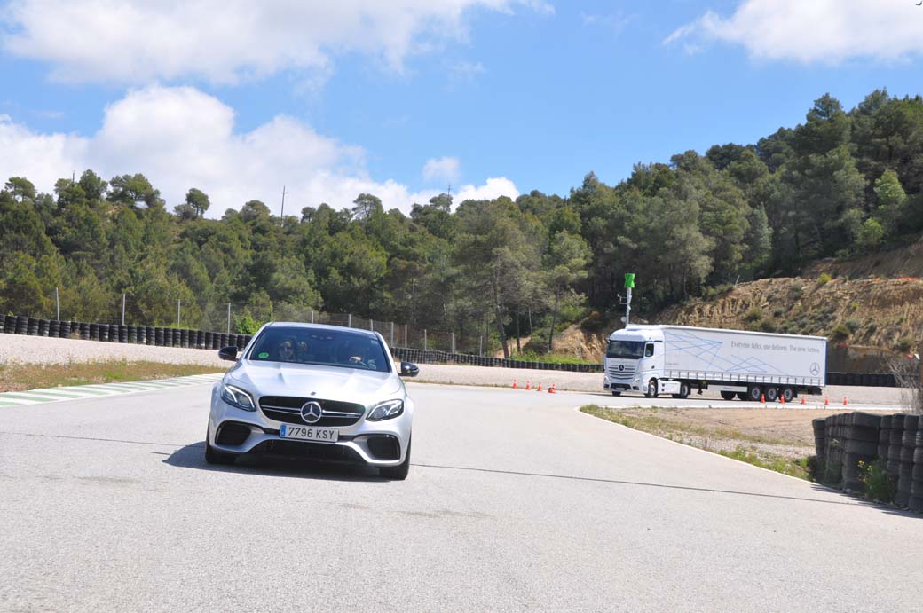 Casi sin querer la distancia que nos toma el musculoso AMG es enorme en un solo giro.