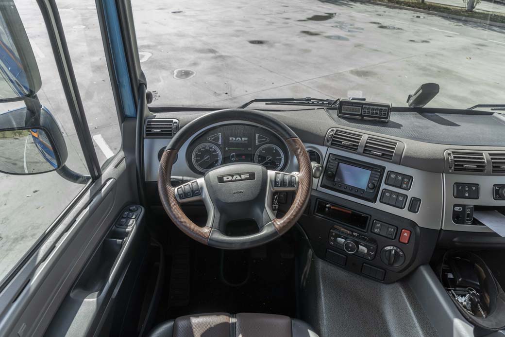 El puesto de conducción y el panel de mandos del DAF CF nos trata igual de bien que en los XF.