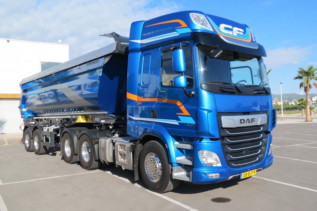 Tractora DAF CF de 530 CV y configuración 6X4 para terrenos difíciles.