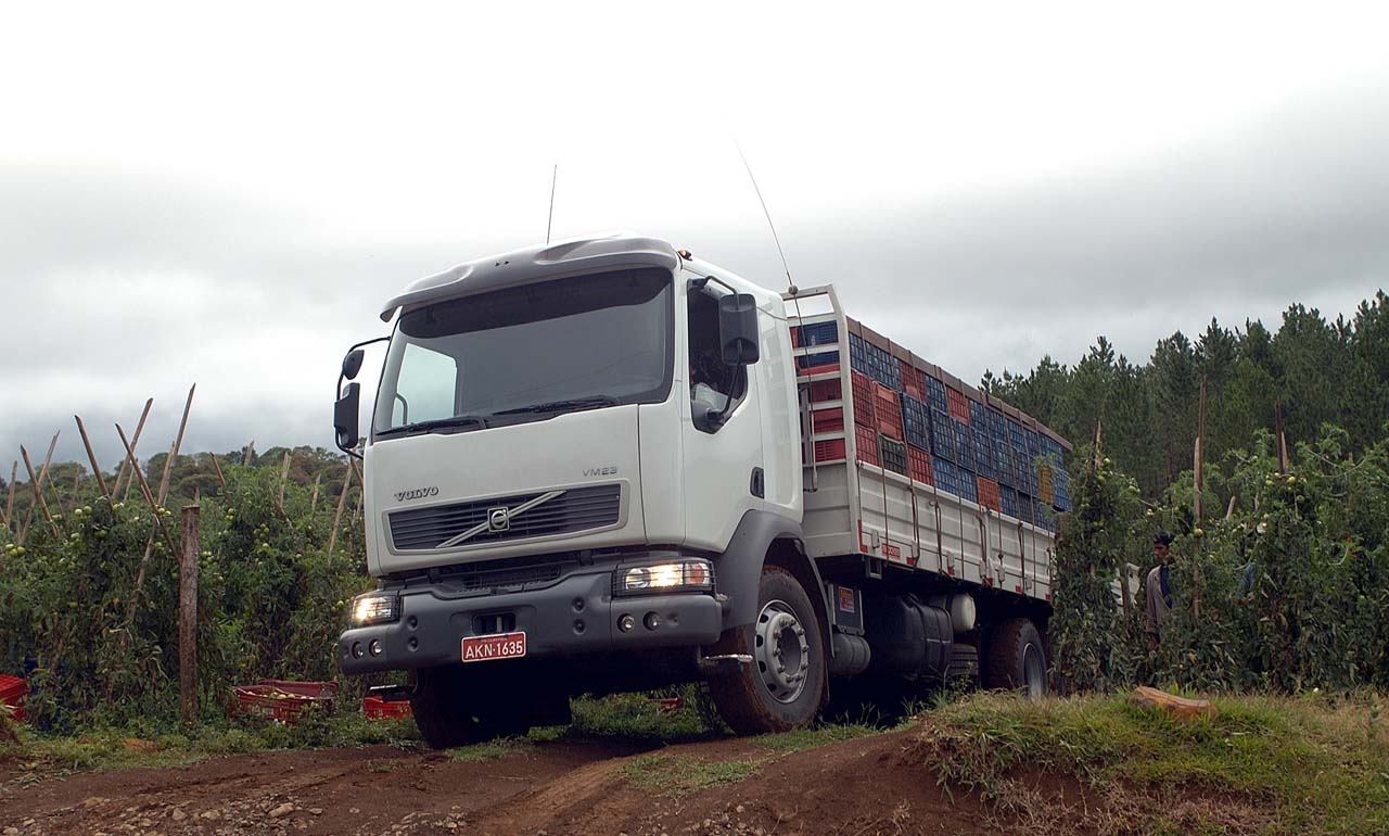 El Volvo VM es un camión medio, que utiliza la cabina de diseño original Renault, y monta motores de hasta 330 CV.