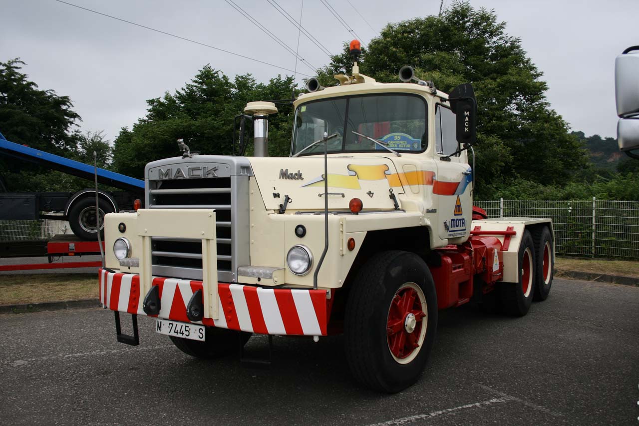 Espectacular Mack DM 800 de la empresa de transportes especiales Mota. 