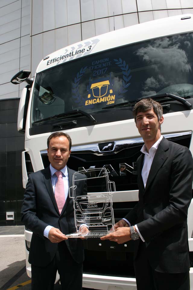 Jaime Baquedano, MAN Truck & Bus Iberia, recibiendo el trofeo de manos del responsable comercial de encamion.com Eugeni Gallego.