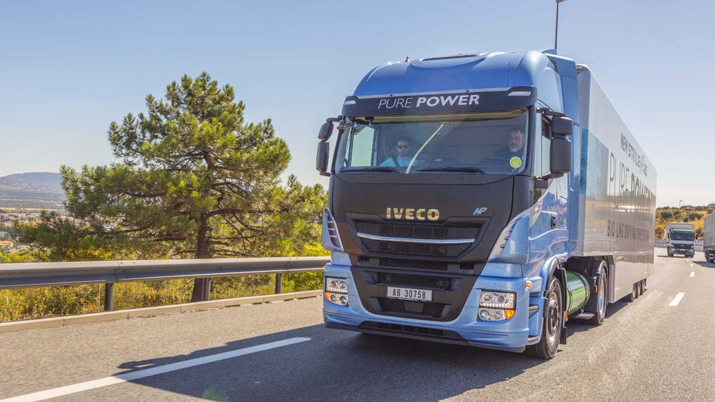 IVECO es la marca con una mayor oferta en vehículos industriales alimentados por gas natural, que parte del furgón Daily de 3,5 toneladas y en su serie Natural Power alcanza los 460 CV en este Stralis Hi-Way NP que consume GNL.