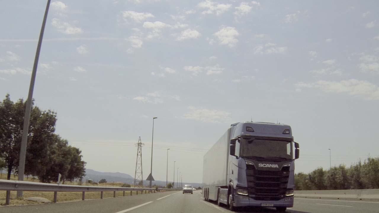 Aunque vamos con las 40 toneladas al volante del Scania S 730 V8 se adelanta más de lo habitual.