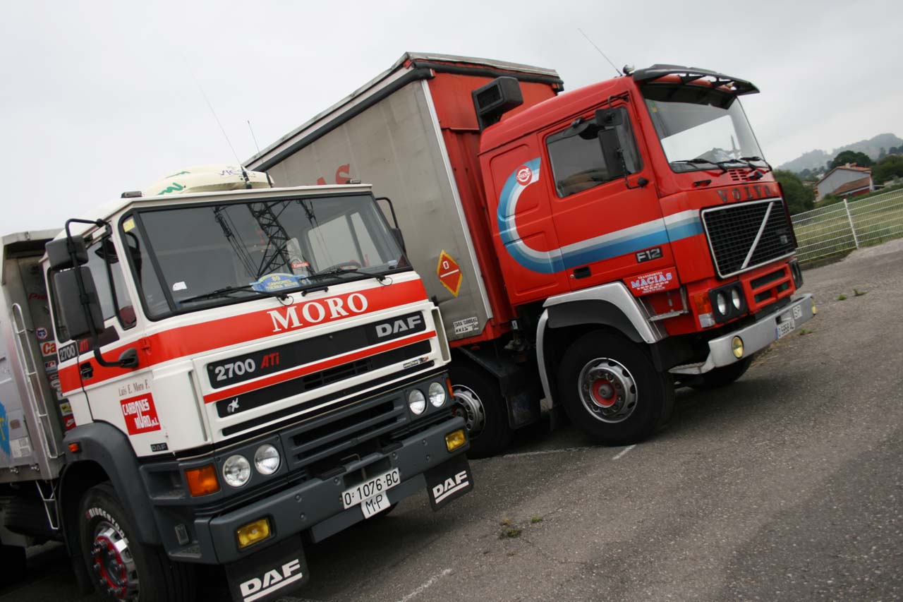 DAF 2700 Ati junto a un Volvo F12, dos buenas máquinas de los años 80 y 90 del pasado siglo.