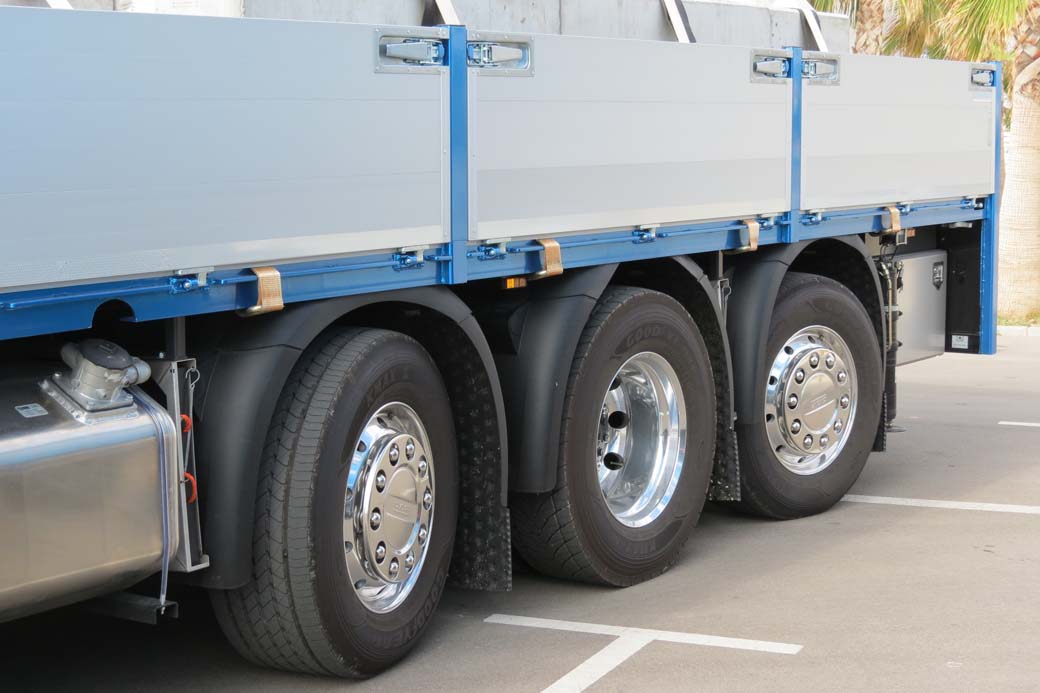 Eje trídem trasero, dos directrices y el eje central motriz de rueda gemela, en un chasis 8x2 DAF CF.