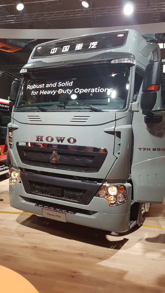 Sinotruck aporta este curioso modelos que es bastante popular en el mercado Chino con una cabina de origen Volvo, aunque ahora se integra en Traton.