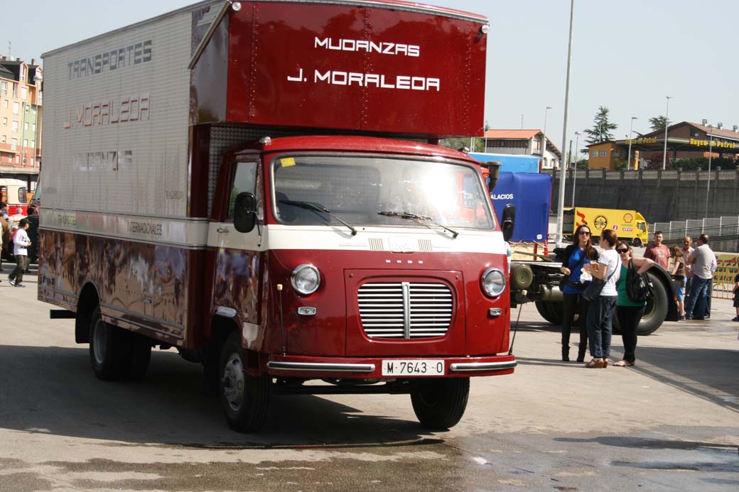 Este hermoso furgón de mudanzas Avia se conformaba con un motor Pekins de 71 CV.