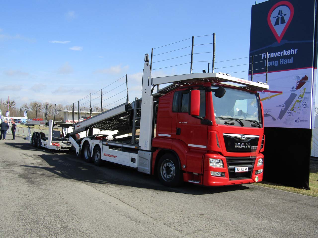 MAN TGS 23.460 es un portacoches con tercer eje para evitar sobrecargas puntuales.