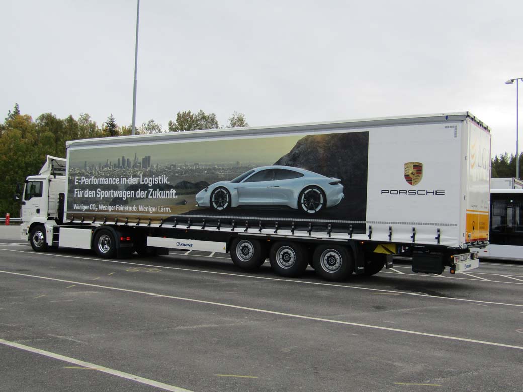 Tractora MAN eTGM eléctrica que utiliza Porsche para la logística de su factoría.