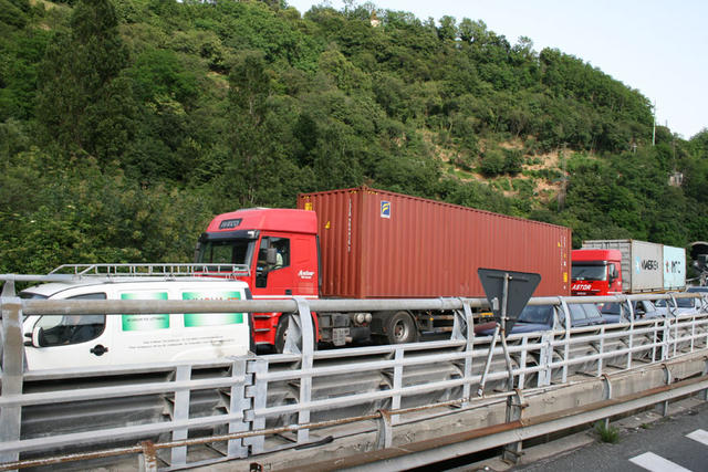 Marcha lenta de camioneros en Barcelona