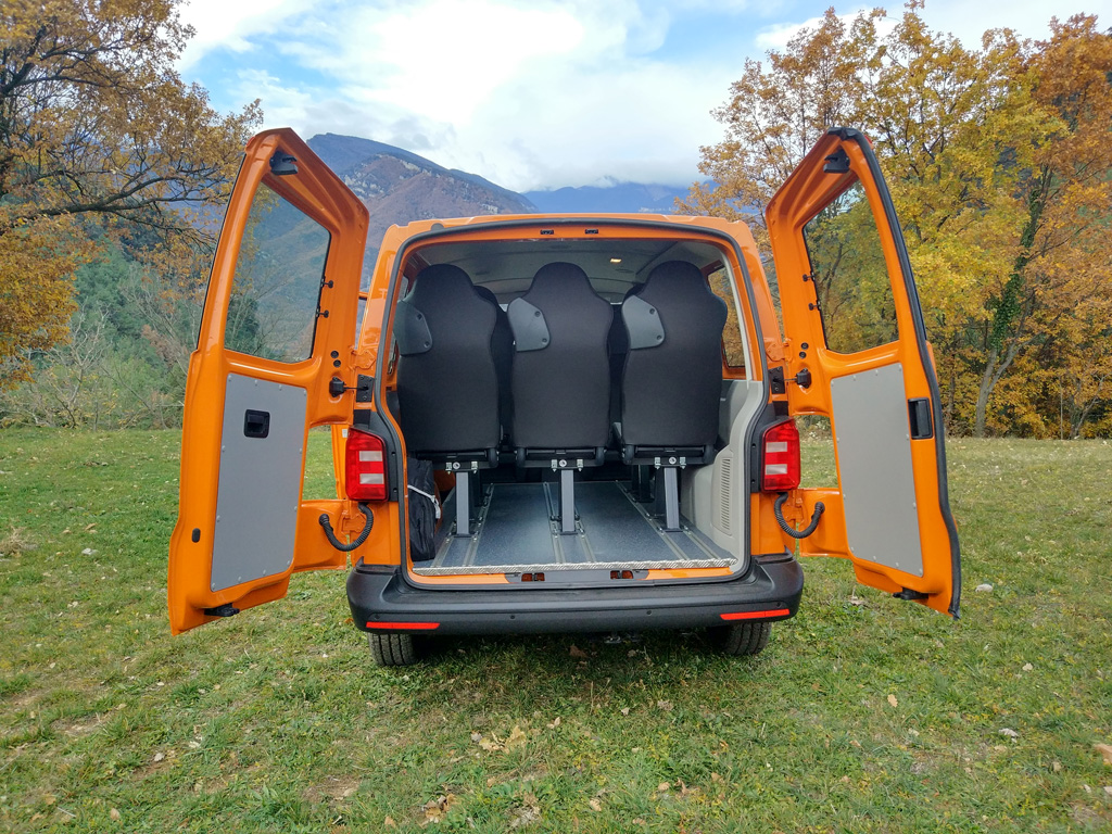 El éxito de la gama de vehículos comerciales de Volkswagen es indiscutible y hace pocos días publicamos la noticia de que la empresa pública Correos confiaba en su fiabilidad y eficiencia para renovar su flota de paquetería. Ante la creciente demanda de su producto la firma alemana no se queda atrás y pretende llegar a todos y cada uno de sus clientes potenciales, también aquellos que se encuentran alejados de las grandes urbes. Para que el transporte este asegurado, se viva donde se viva, vuelve el Volkswagen Transporter Rockton.