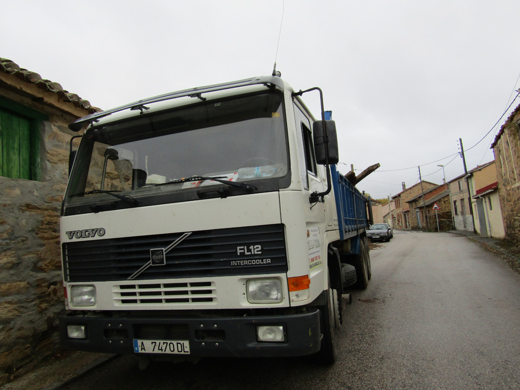 Volvo FL12 6x2.