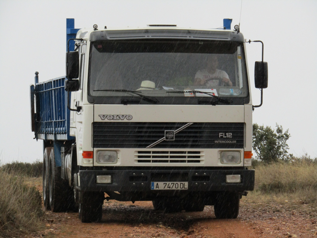 Visitamos a Yonathan Mendoza, un joven que trabaja como hombre acordeón en el campo al volante de un Volvo FL12 6x2.