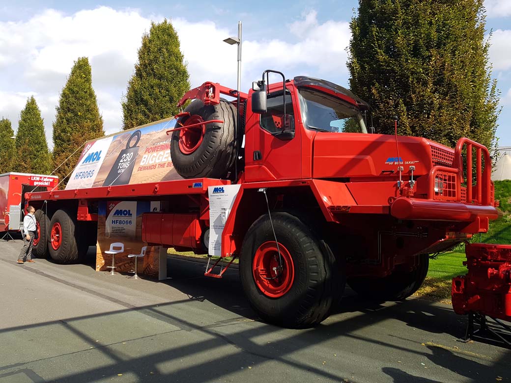 MOL el mayor camión de la feria, 6x6 y capacidad para 230 toneladas con motor Cummins de 625 CV.