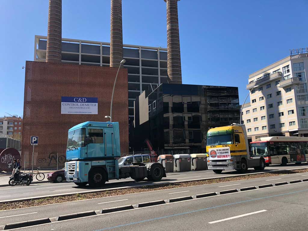 Marcha lenta de camioneros en BCN