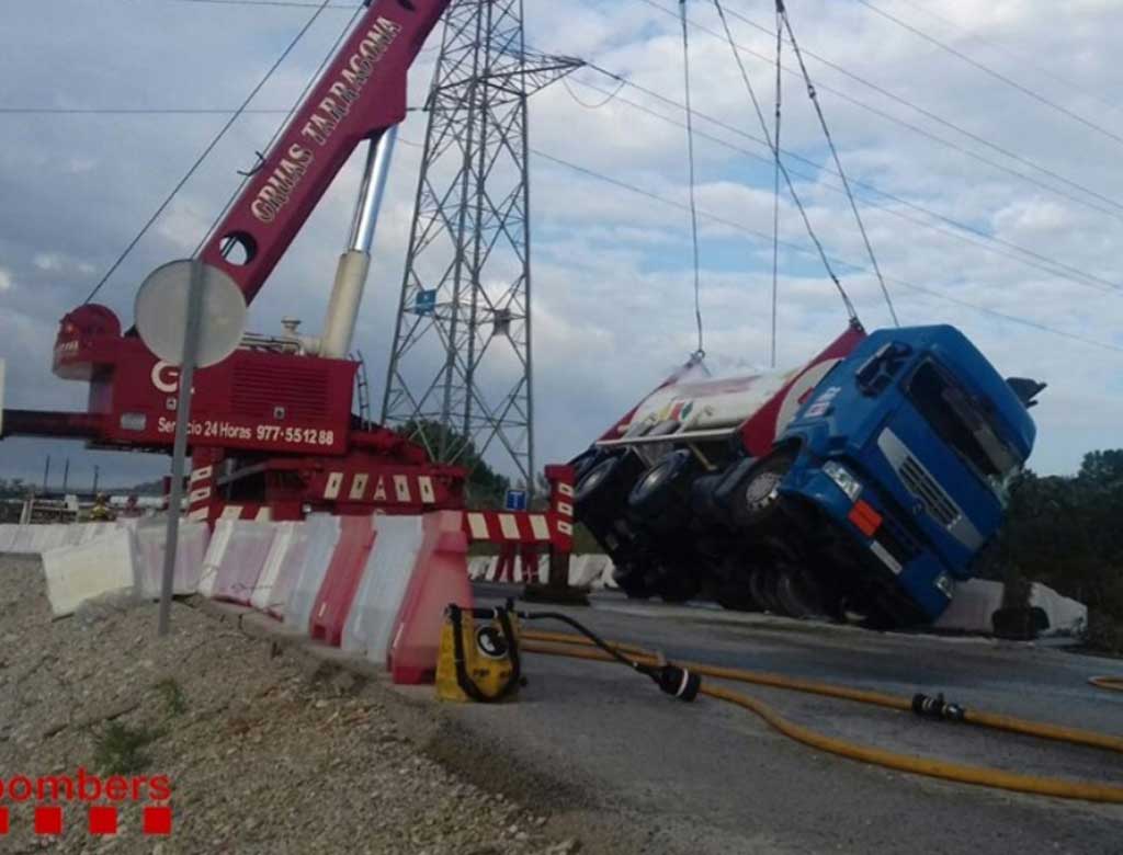 Camión de materiales peligrosos volcado