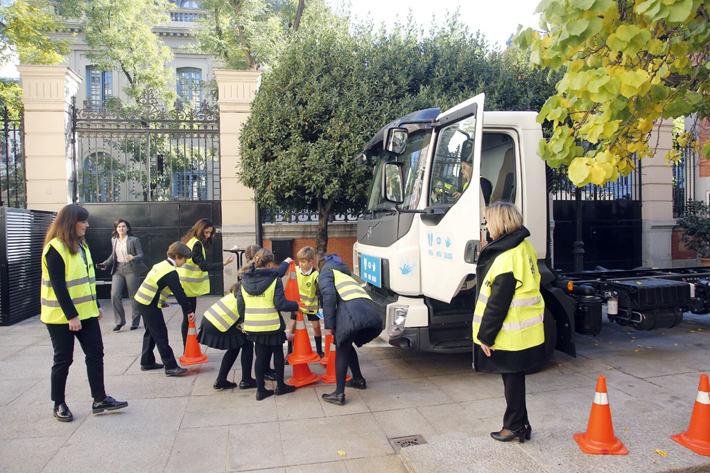 Para, mira, saluda Volvo Trucks