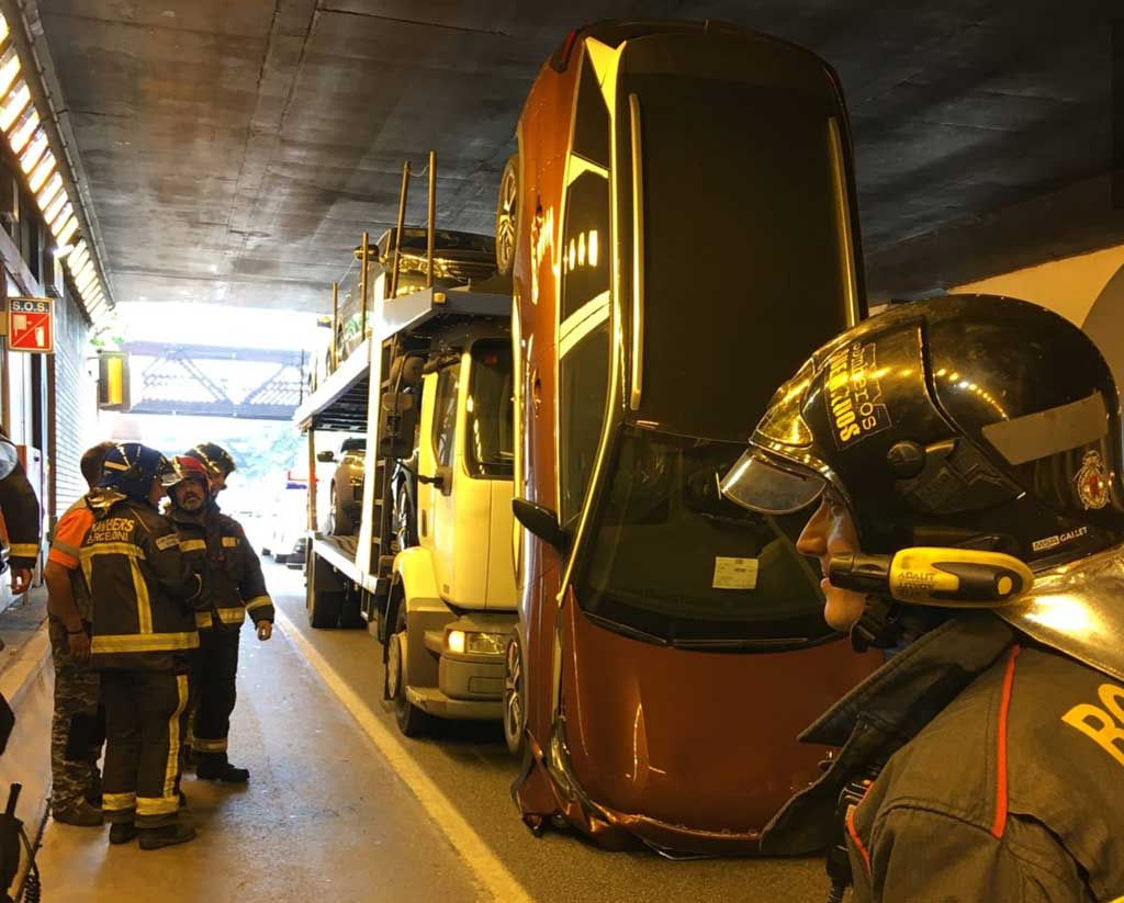 Camión golpea coche con el techo de un túnel