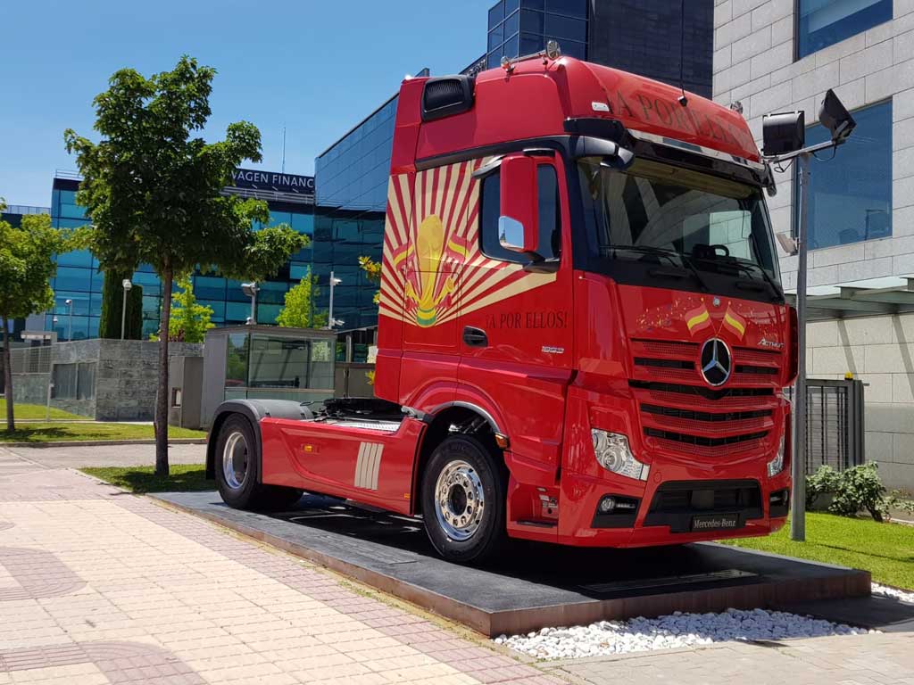 Actros 1863 decorado con los colores de la Selección Española