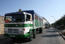 Vídeo desfile camiones clásicos concentración www.camionesclasicos.com 2011 Desfile de camiones clásicos en 2011 con Pegasos, Avia, Ebro, Barreiros...