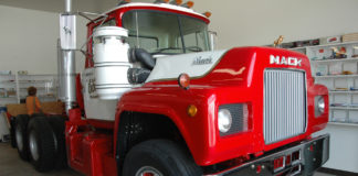 Entre los vehículos clásicos de Mr. Bowman Tractora Mack perteneciente a la colección de vehículos clásicos Bowman.