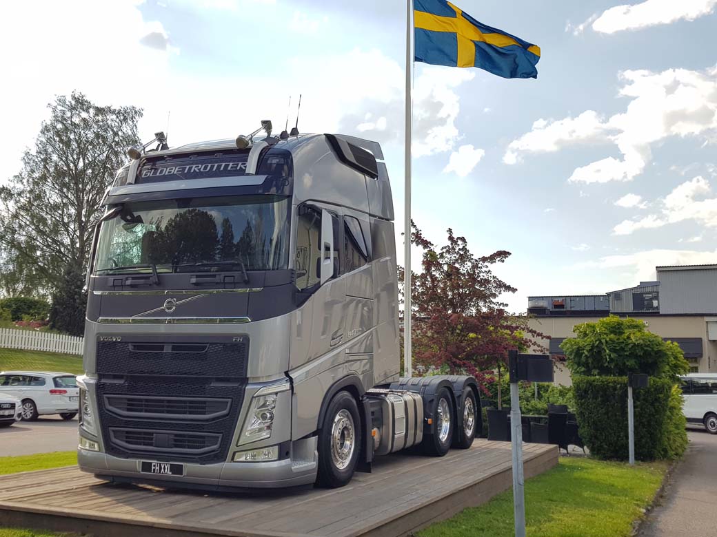 El Volvo FH con cabina XXL, la mayor de Volvo Trucks en Europa, queda pequeño junto al espectacular VNL 760 norteamericano.